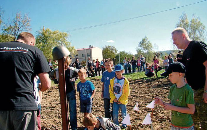 Dla dzieci &amp;quot;Rawelin&amp;quot; zorganizowaÂł m.in. konkurs rzucania &amp;quot;granatem&amp;quot; FOT. EWA TYRPA