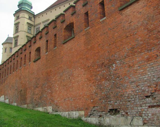 6. Cytadela Wawel - mur od strony miasta.JPG