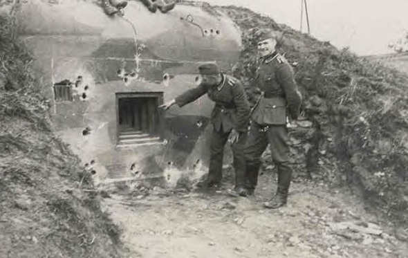 PiĂŞkna fotka strzelnicy do ognia czoÂłowego w czeskim 'ropiku' (schron wyglÂąda na vz37 typE)