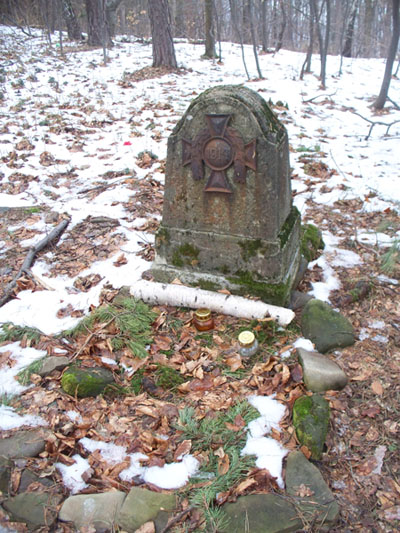 Cmentarzyk w lesie (6).JPG