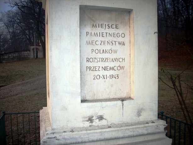 Kapliczka pod Fortem Benedykt - tablica pamiĂŞci.jpg