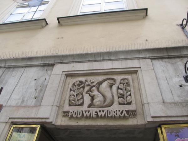 KRAKĂW - ul. FloriaĂąska 15, Kamienica Pod WiewiĂłrkÂą.jpg