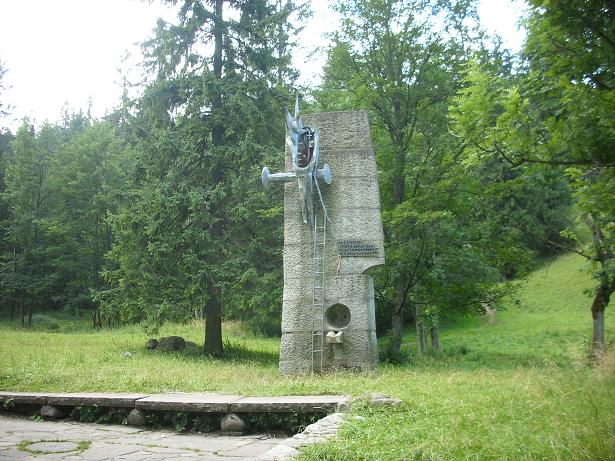 Droga do KuÂźnic - pomnik i krzyÂż - fot. 2.JPG