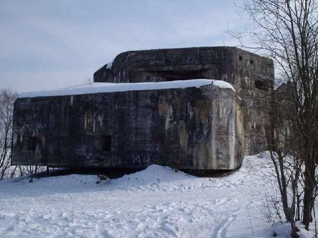 W latach 2008  schron zostaÂł podkopany bo gruchneÂła wieÂśĂŚ Âże jest podziemne wejÂście. (1).JPG