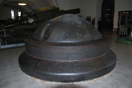 KopuÂła pancerna nr S 10 dla armaty 8cm M 1894 z Fortu Siedliszki w Twierdzy PrzemyÂśl 3.jpg